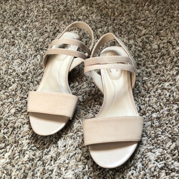 Life Stride Shoes - 🦋 cream women’s lifestride yolo low heel wedge sandal